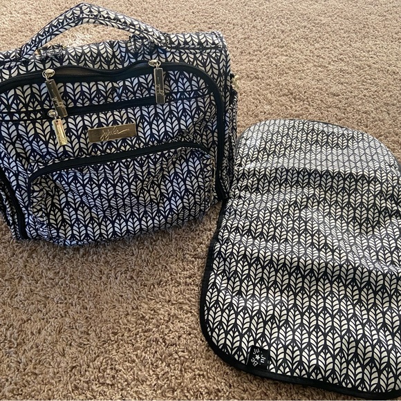 Jujube messenger style diaper bag. - Picture 2 of 3